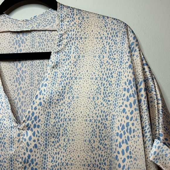 JODIFL Cream and Blue Printed Top Size L - Picture 7 of 8